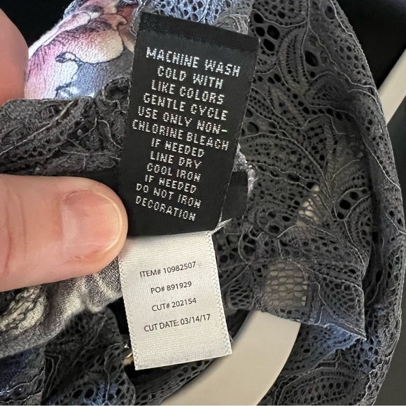 Torrid Gray Floral Lace Mock Neck Sharkbite Hem Sleeveless Tank Top size 1X - Picture 9 of 9